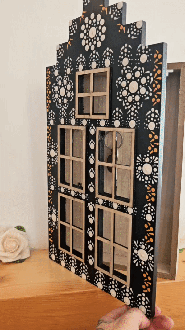 Black and white dotted keyholder.