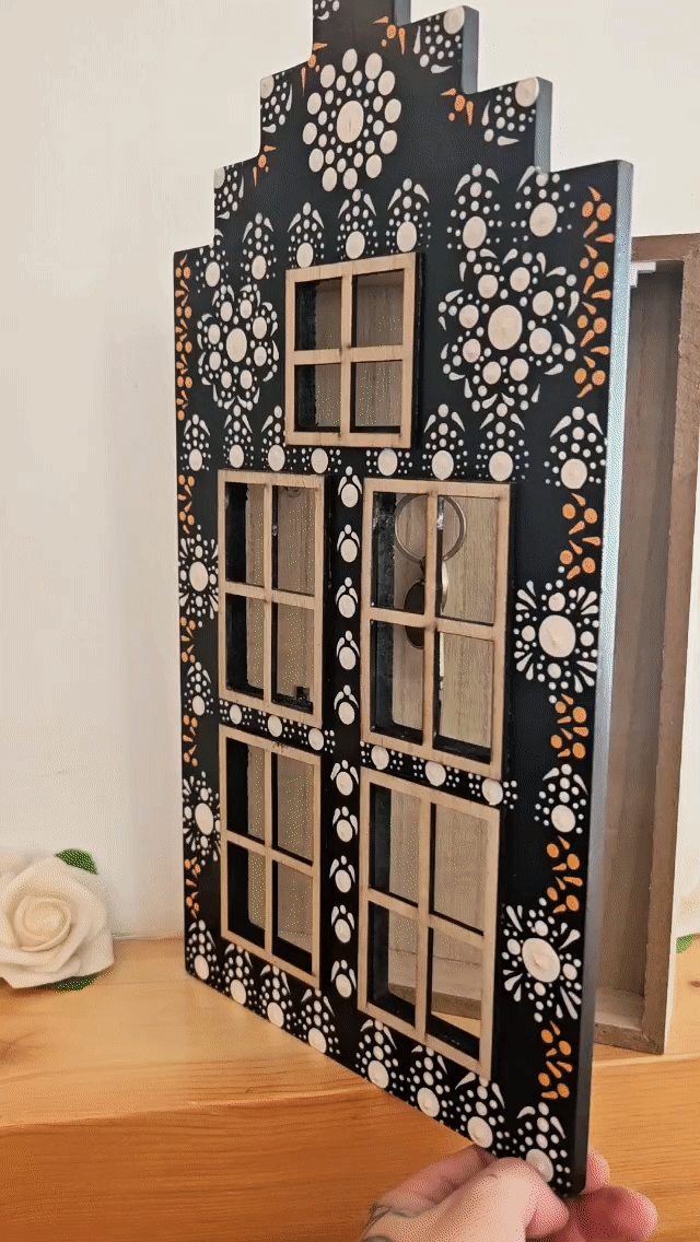 Black and white dotted keyholder.