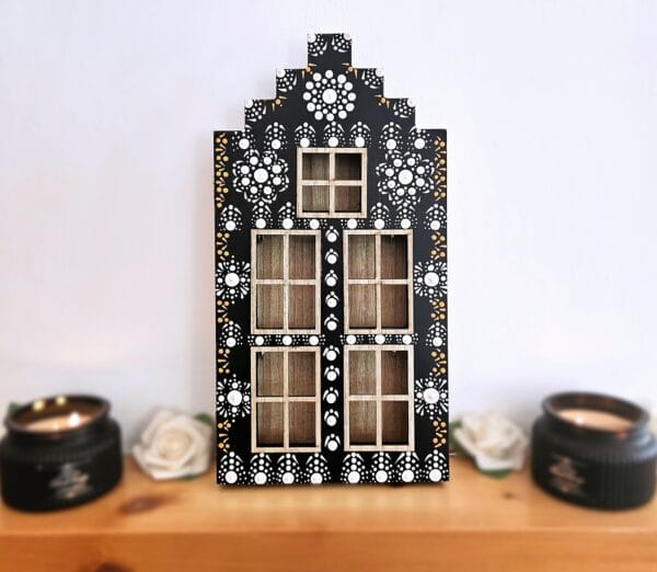 Black and white dotted keyholder.