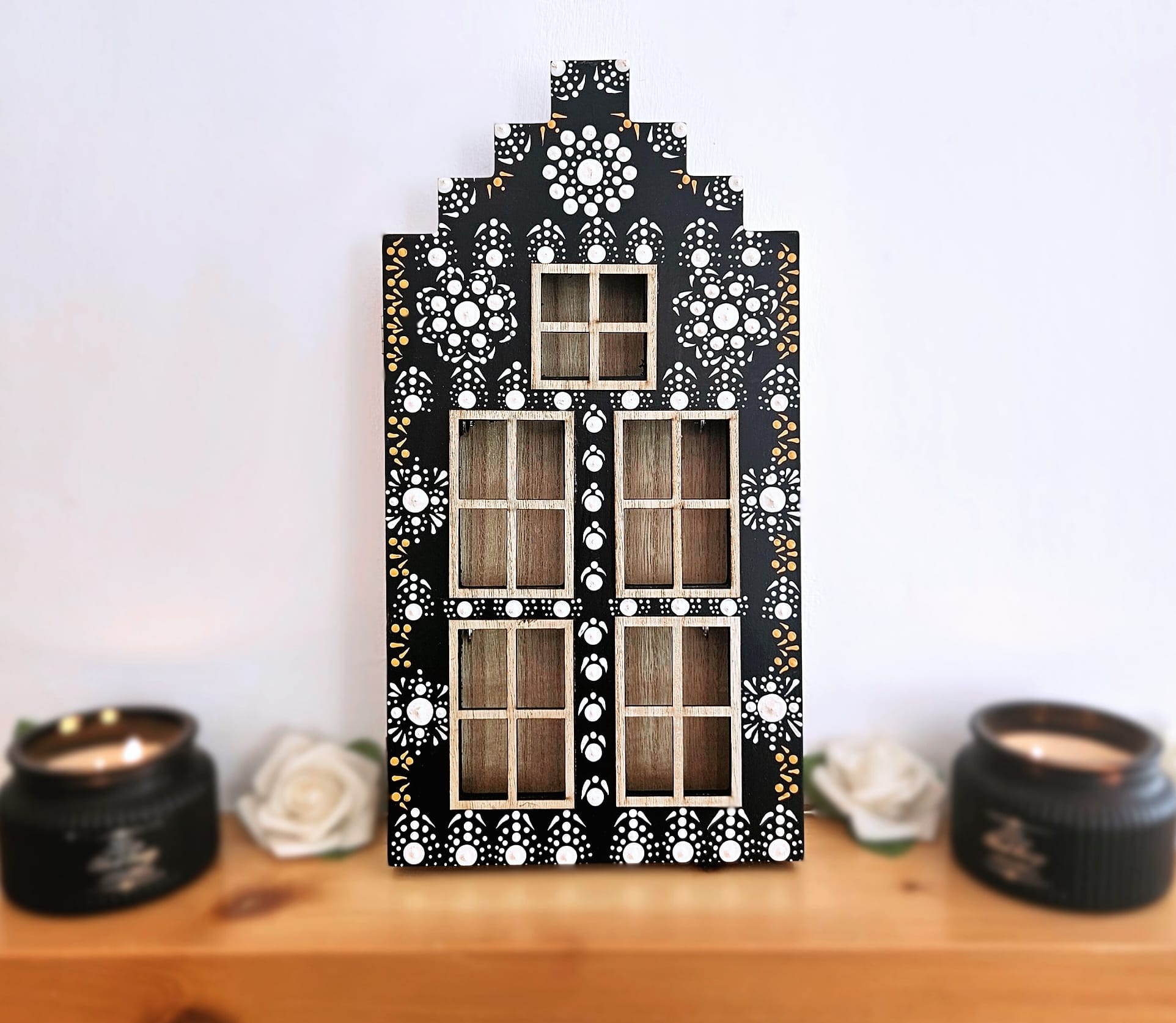 Black and white dotted keyholder.