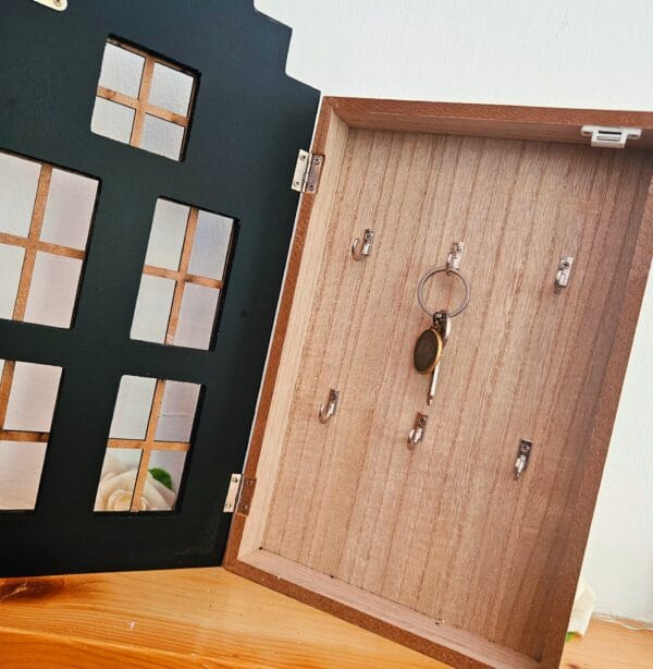 Black and white dotted keyholder.