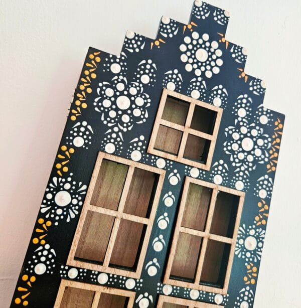 Black and white dotted keyholder.