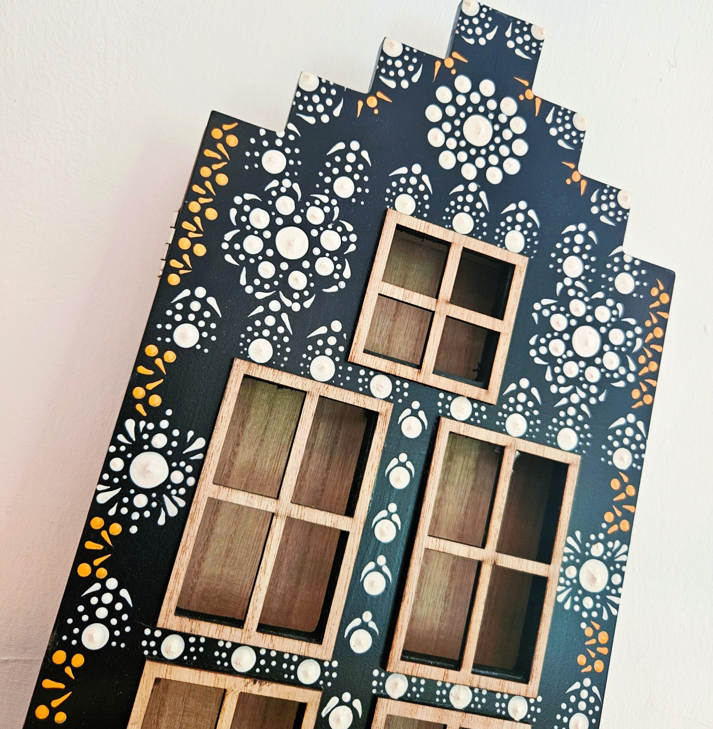 Black and white dotted keyholder.